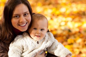 mom-and-child-in-autumn